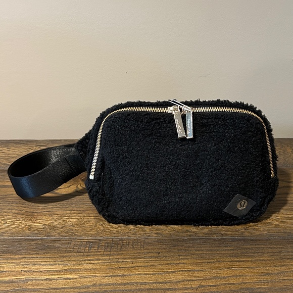 lululemon Everywhere Belt Bag Fleece Black Large 2L NWT - Picture 1 of 9